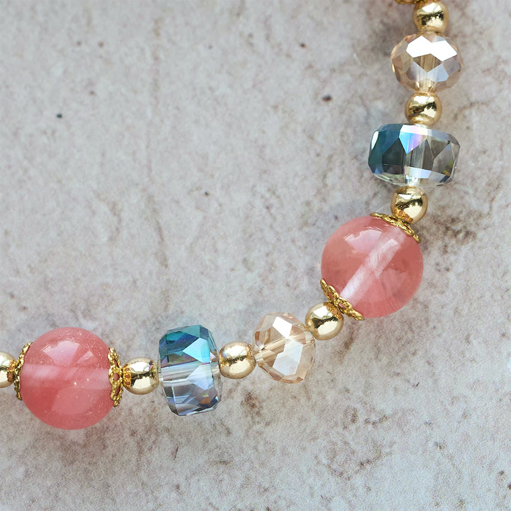 Pulsera de Cristal Rosa y Cuentas Facetadas con Crucifijo Dorado: Fe Deslumbrante Diaria