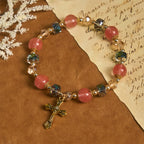 Pulsera de Cristal Rosa y Cuentas Facetadas con Crucifijo Dorado: Fe Deslumbrante Diaria