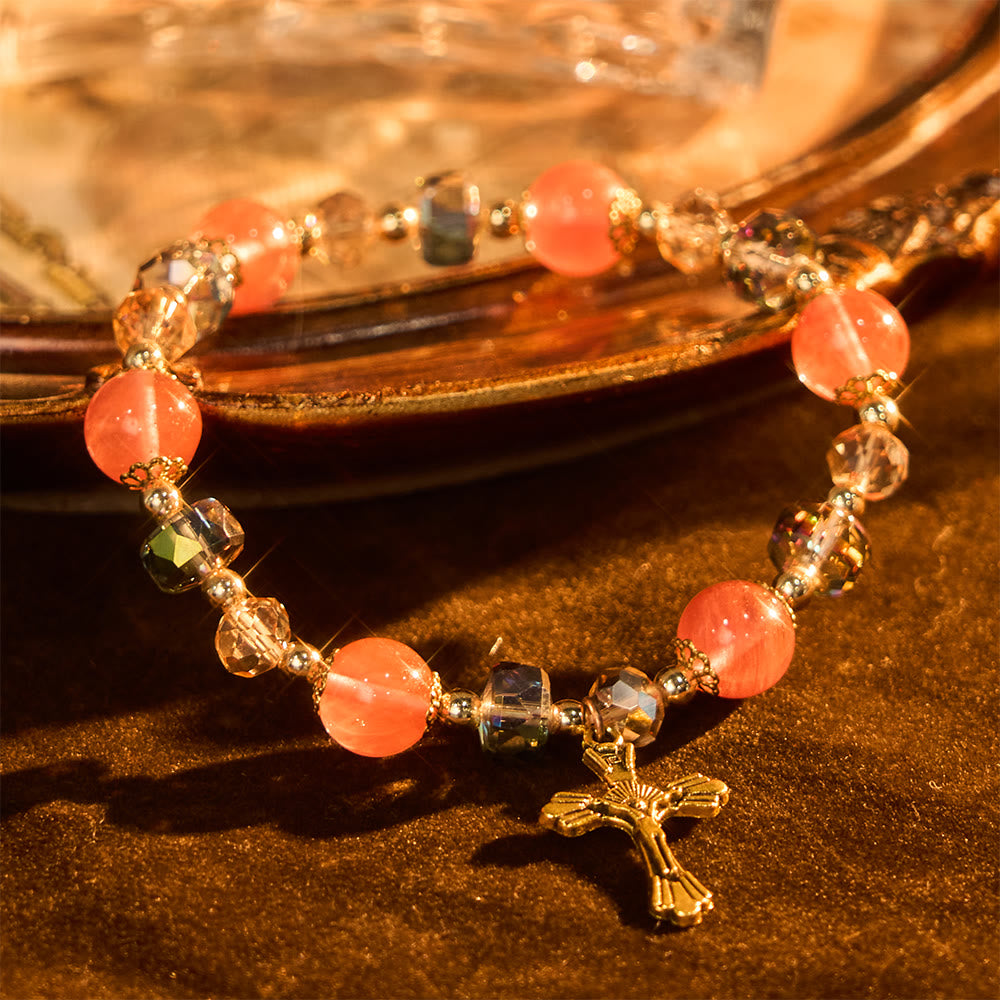 Pulsera de Cristal Rosa y Cuentas Facetadas con Crucifijo Dorado: Fe Deslumbrante Diaria