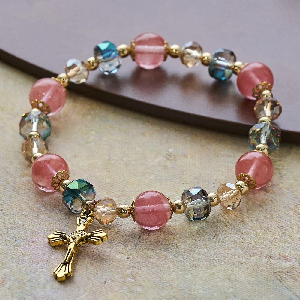 Pulsera de Cristal Rosa y Cuentas Facetadas con Crucifijo Dorado: Fe Deslumbrante Diaria