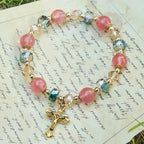 Pulsera de Cristal Rosa y Cuentas Facetadas con Crucifijo Dorado: Fe Deslumbrante Diaria