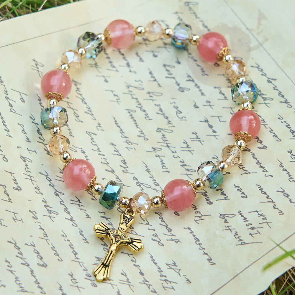 Pulsera de Cristal Rosa y Cuentas Facetadas con Crucifijo Dorado: Fe Deslumbrante Diaria