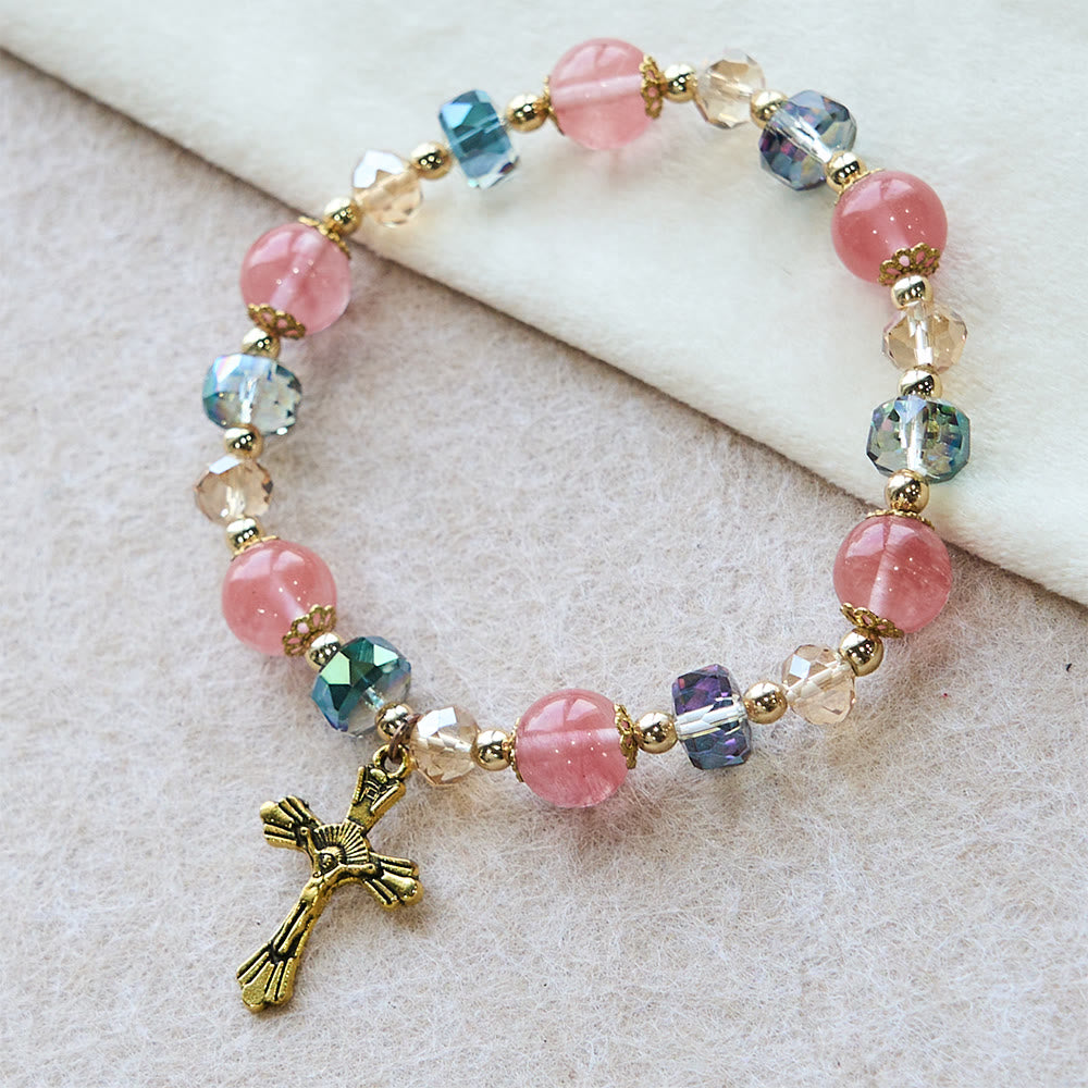 Pulsera de Cristal Rosa y Cuentas Facetadas con Crucifijo Dorado: Fe Deslumbrante Diaria