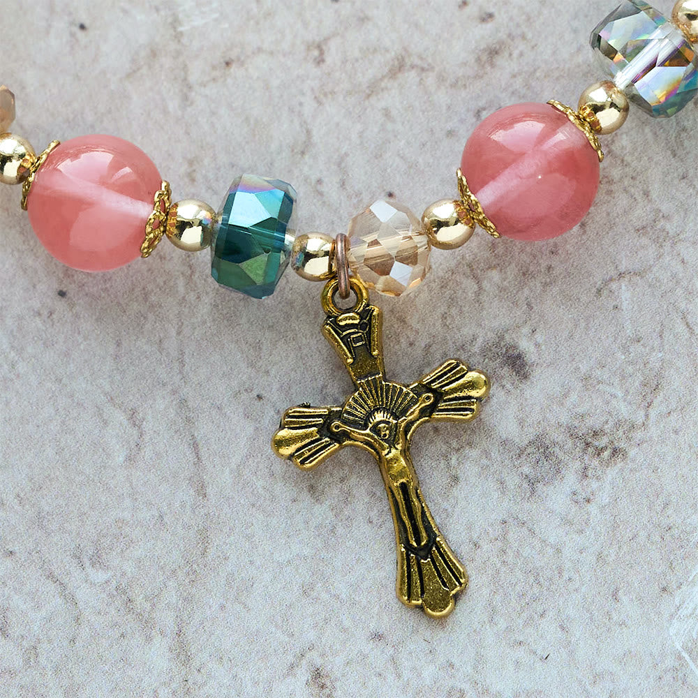Pulsera de Cristal Rosa y Cuentas Facetadas con Crucifijo Dorado: Fe Deslumbrante Diaria