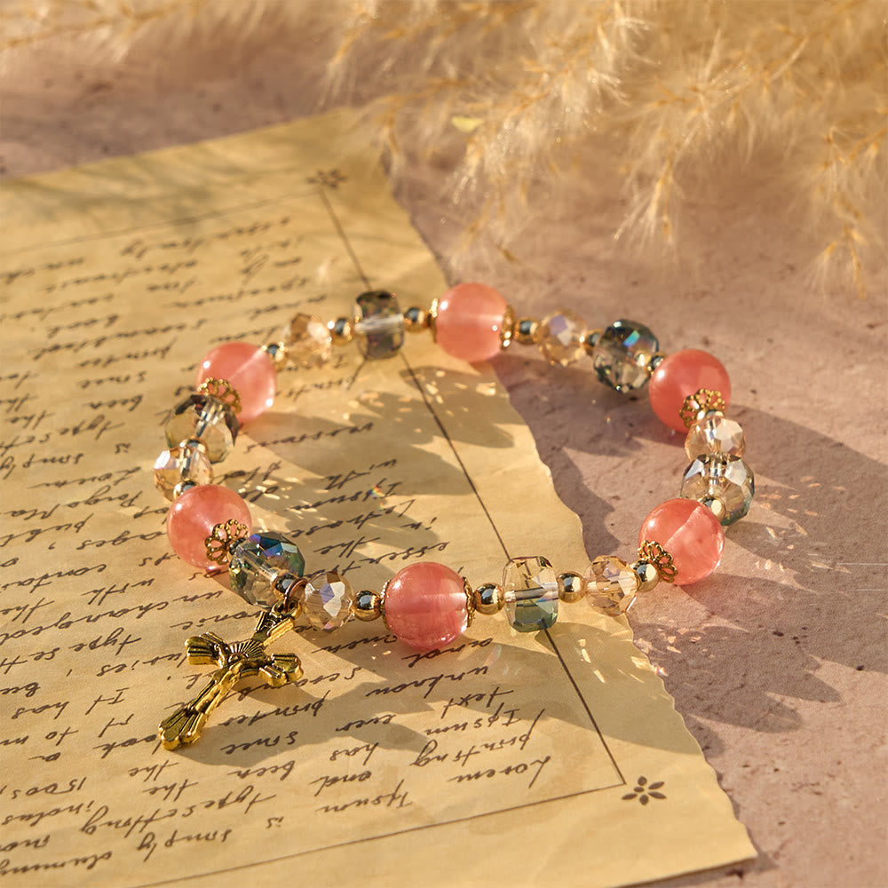 Pulsera de Cristal Rosa y Cuentas Facetadas con Crucifijo Dorado: Fe Deslumbrante Diaria