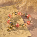 Pulsera de Cristal Rosa y Cuentas Facetadas con Crucifijo Dorado: Fe Deslumbrante Diaria