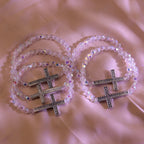 Pulsera de Cruz Blanca y Azul Pavo Real: Fe Envuelta en Brillo