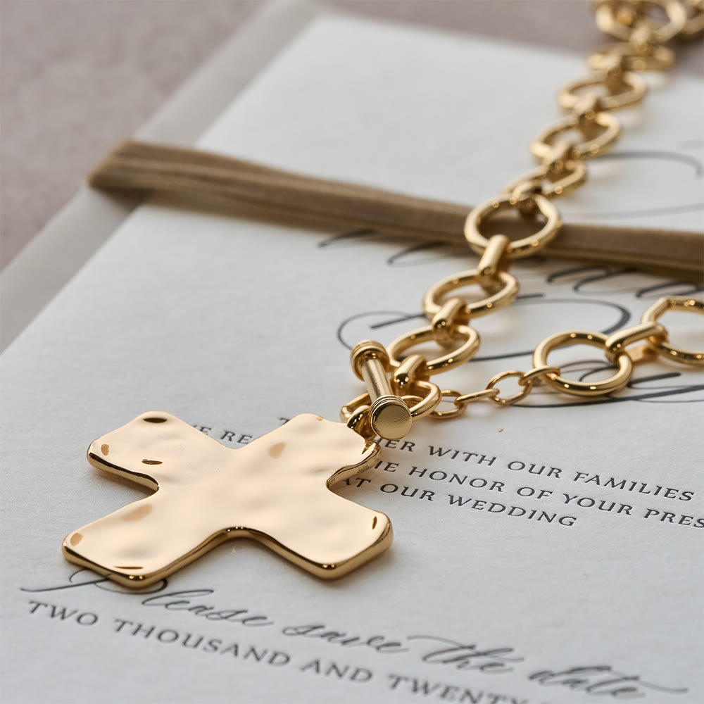 Collar Serie Cruz Martillada: Fe Contemporánea y Devoción con Estilo