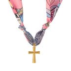 Serie de Collares de Cruz con Pañuelo de Patrones Vibrantes: Devoción Elegante Diaria