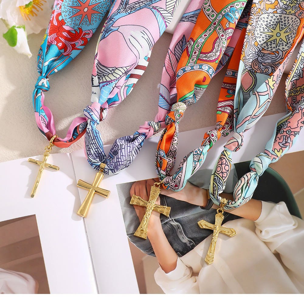 Serie de Collares de Cruz con Pañuelo de Patrones Vibrantes: Devoción Elegante Diaria