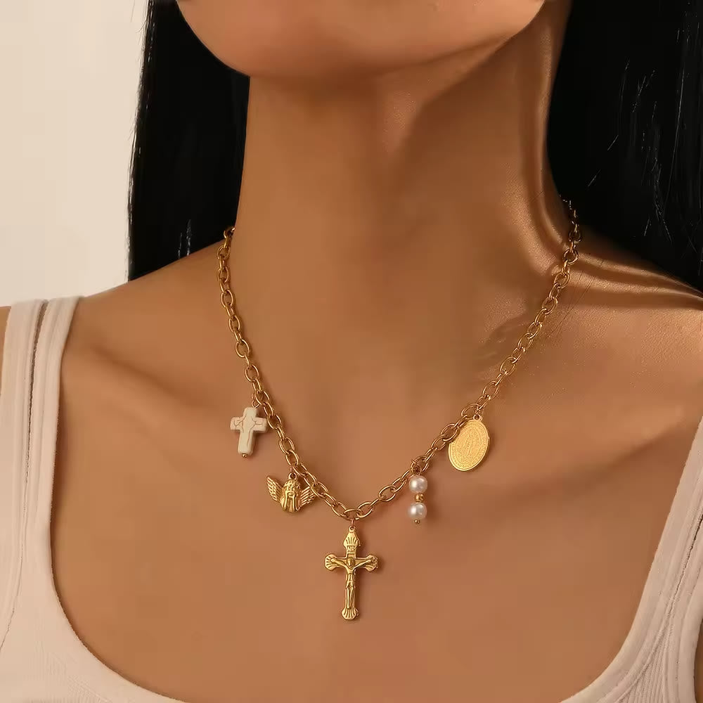 Collar de Cruz y Medalla en Tres Estilos: Devoción Delicada para el Día a Día