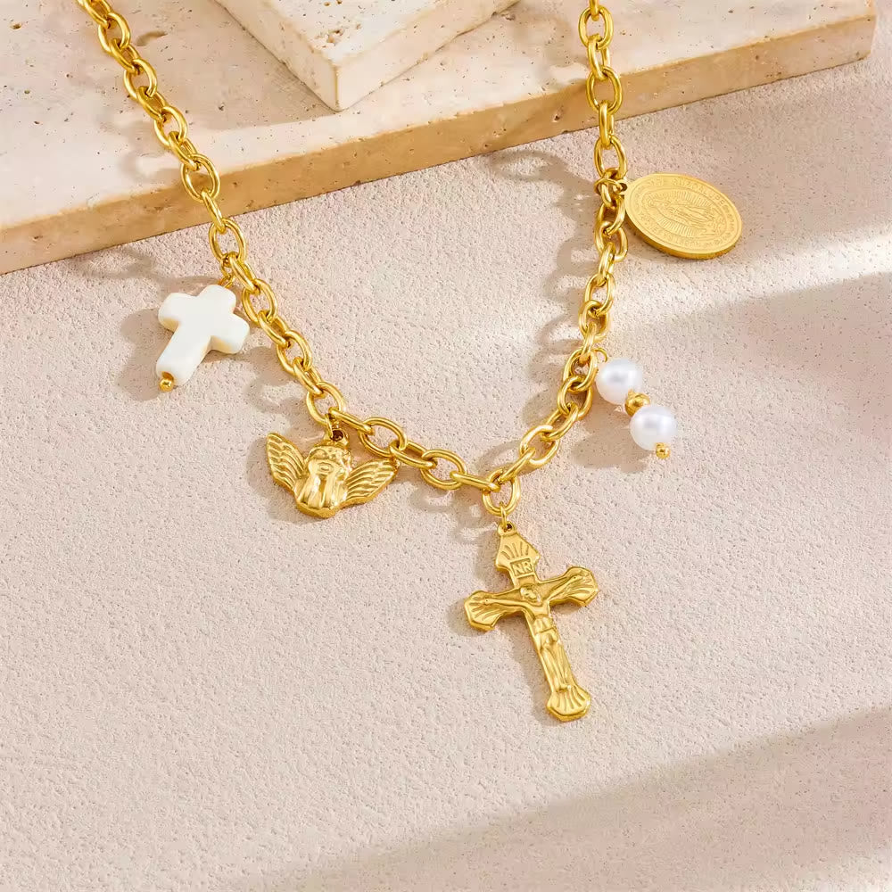 Collar de Cruz y Medalla en Tres Estilos: Devoción Delicada para el Día a Día