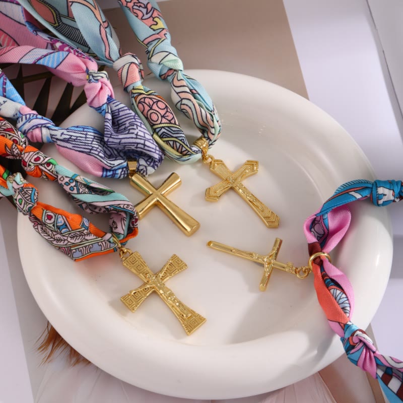 Serie de Collares de Cruz con Pañuelo de Patrones Vibrantes: Devoción Elegante Diaria