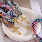 Serie de Collares de Cruz con Pañuelo de Patrones Vibrantes: Devoción Elegante Diaria
