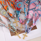 Serie de Collares de Cruz con Pañuelo de Patrones Vibrantes: Devoción Elegante Diaria