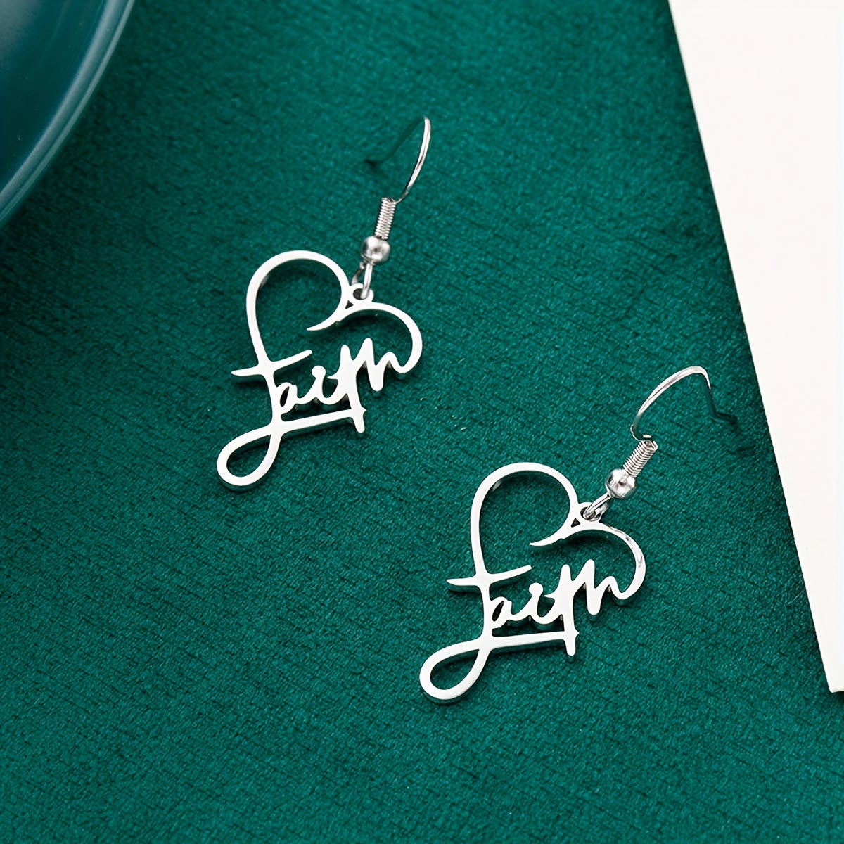 Aretes de Cruz y Gracia: Fe Delicada para el Día a Día