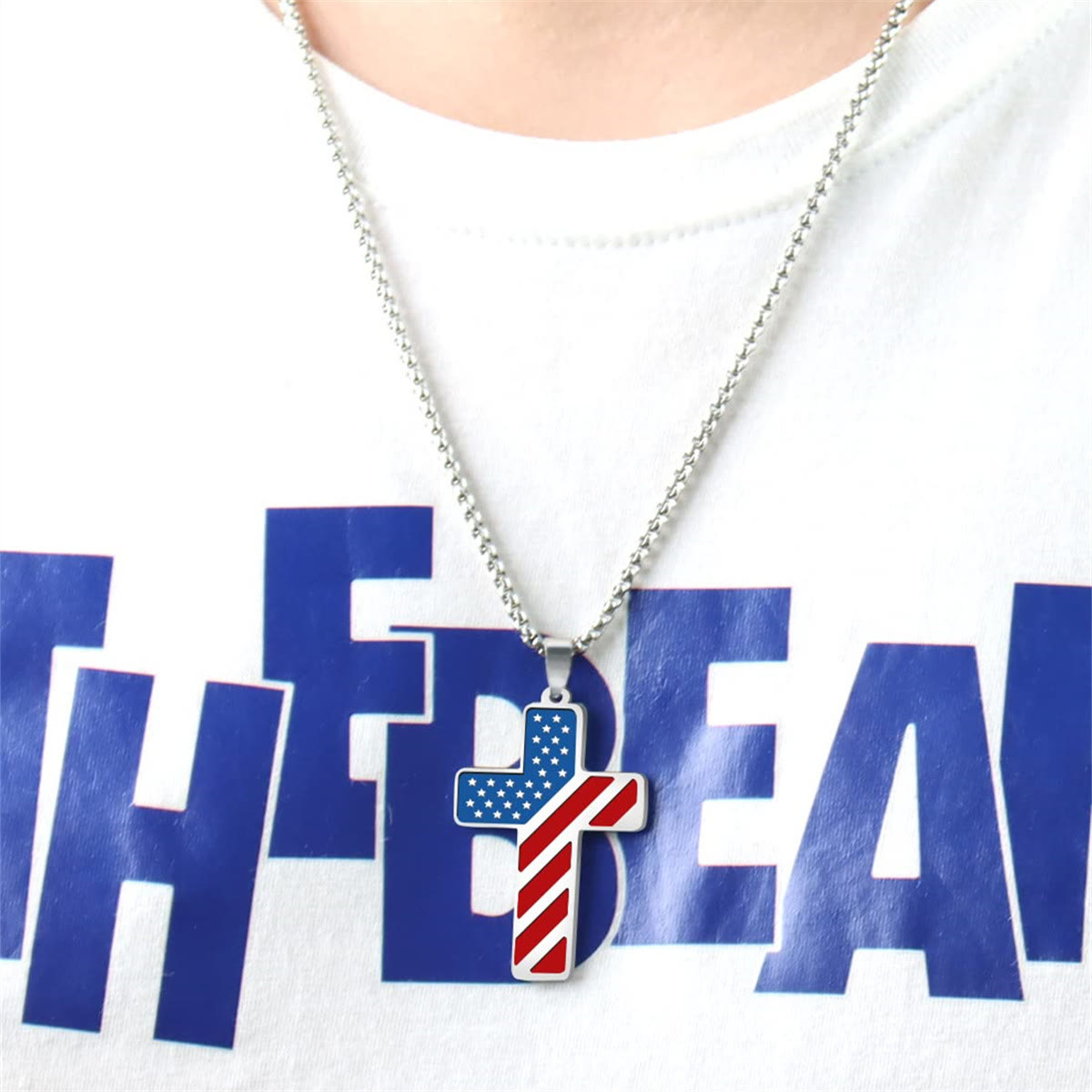 Collar de Cruz Tricolor con Bandera y Escritura: Expresión Patriótica