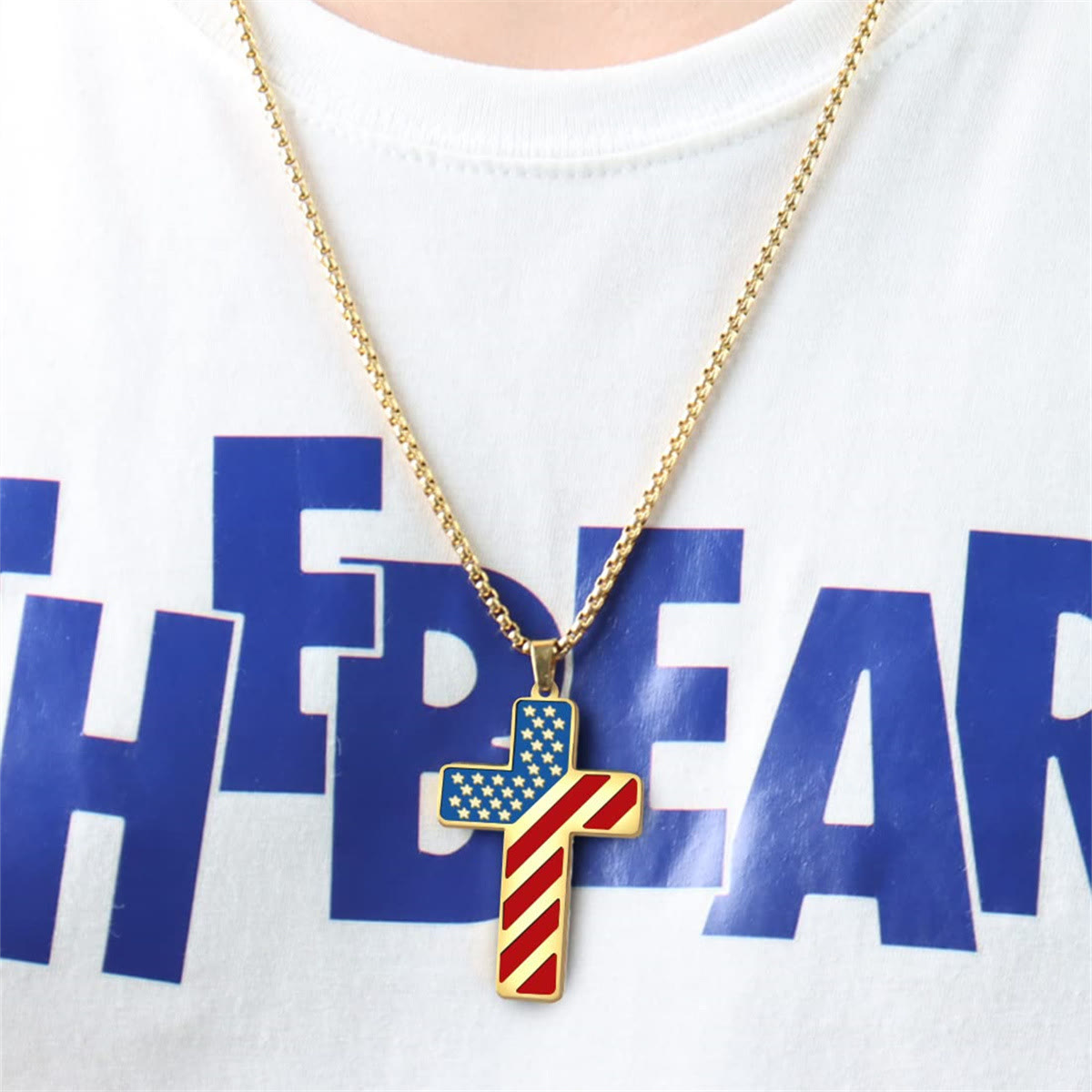Collar de Cruz Tricolor con Bandera y Escritura: Expresión Patriótica