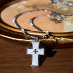 Collar de Doble Cruz en Dos Colores: Fe Firme para el Día a Día