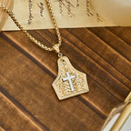 Collar con Dije de Cruz Ornamentada: Fe Firme para el Día a Día