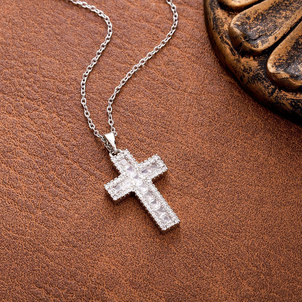 Collar con Dije de Cruz de Circonia Brillante: Fe Radiante para el Día a Día