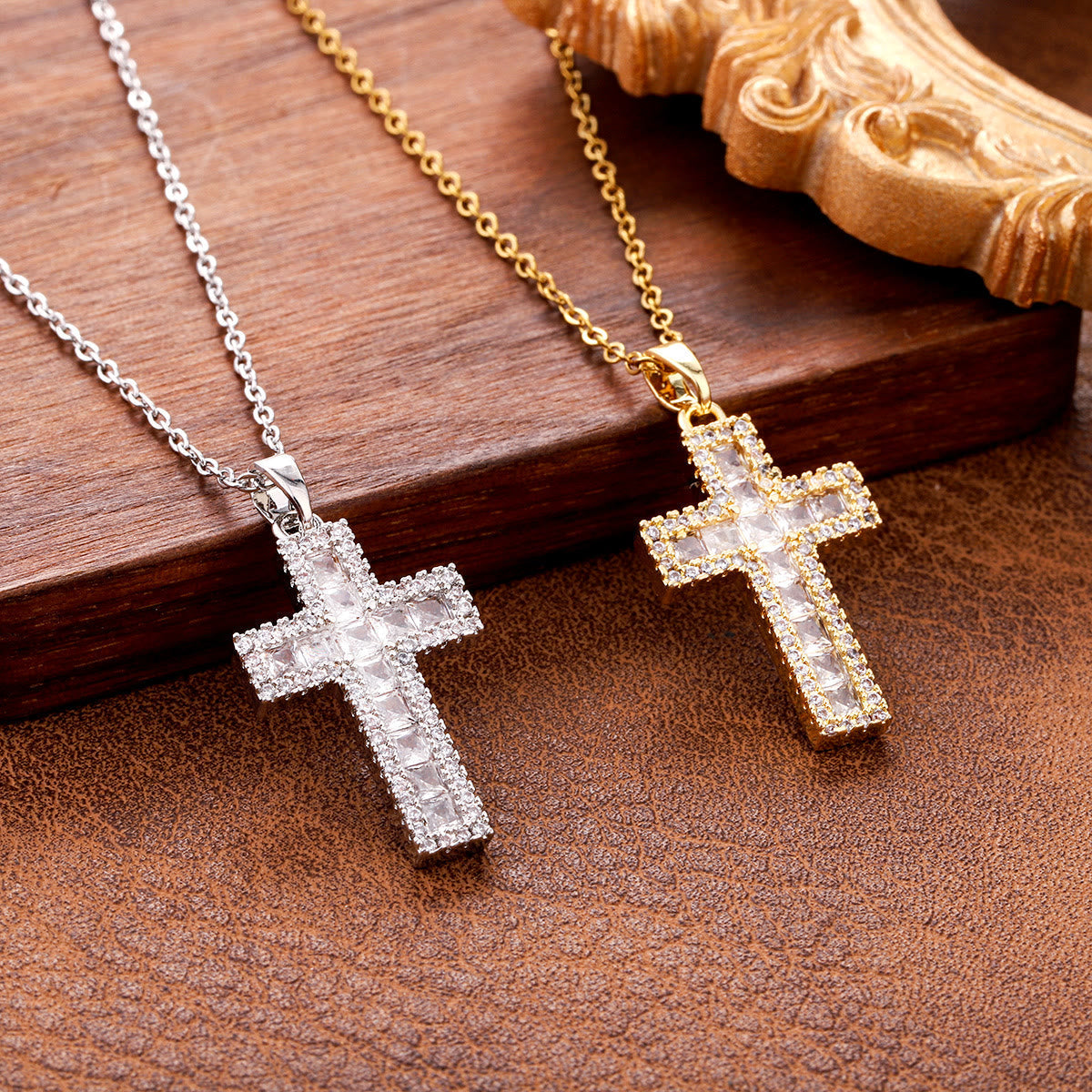 Collar con Dije de Cruz de Circonia Brillante: Fe Radiante para el Día a Día