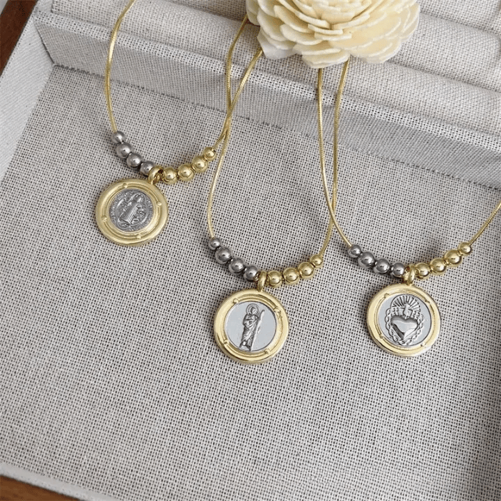 Collar con Dije del Sagrado Corazón / San Judas / San Benito: Recordatorio de Su Cuidado