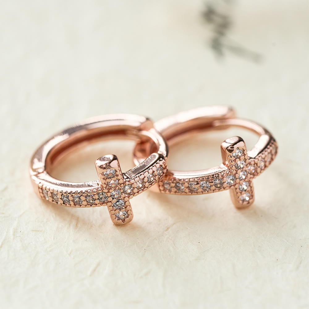 Argollas Huggie de Cruz Elegantes en Dos Colores: Belleza Eterna de la Fe