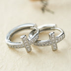 Argollas Huggie de Cruz Elegantes en Dos Colores: Belleza Eterna de la Fe VIP