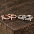 Argollas Huggie de Cruz Elegantes en Dos Colores: Belleza Eterna de la Fe VIP
