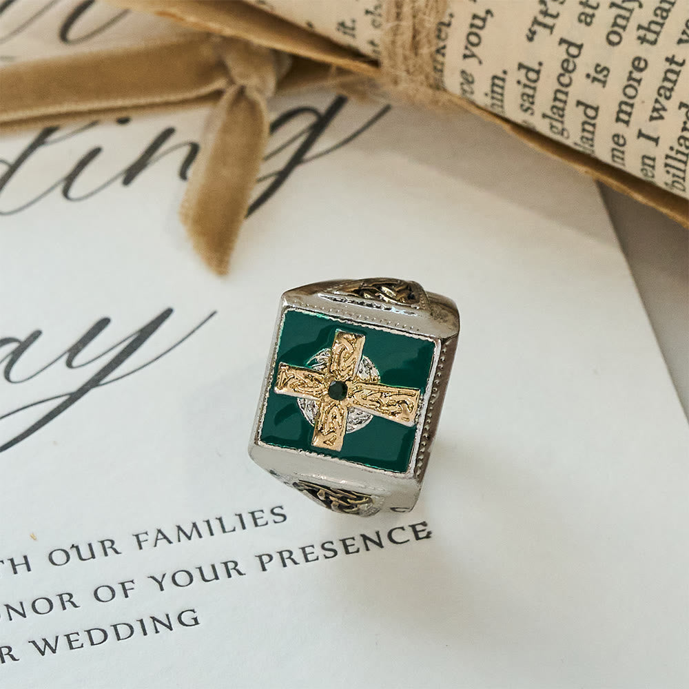 Anillo de Bendición Celta Irlandesa con Crucifijo Vintage y Clásico: Símbolo de Elegancia