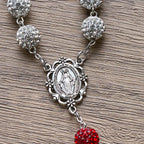 Collar de Gemas Redondas de Plata de 10 mm con Medalla Milagrosa y Crucifijo
