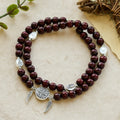 Pulsera de Cuentas de Sándalo Rojo con Medalla Milagrosa y Ala de Ángel
