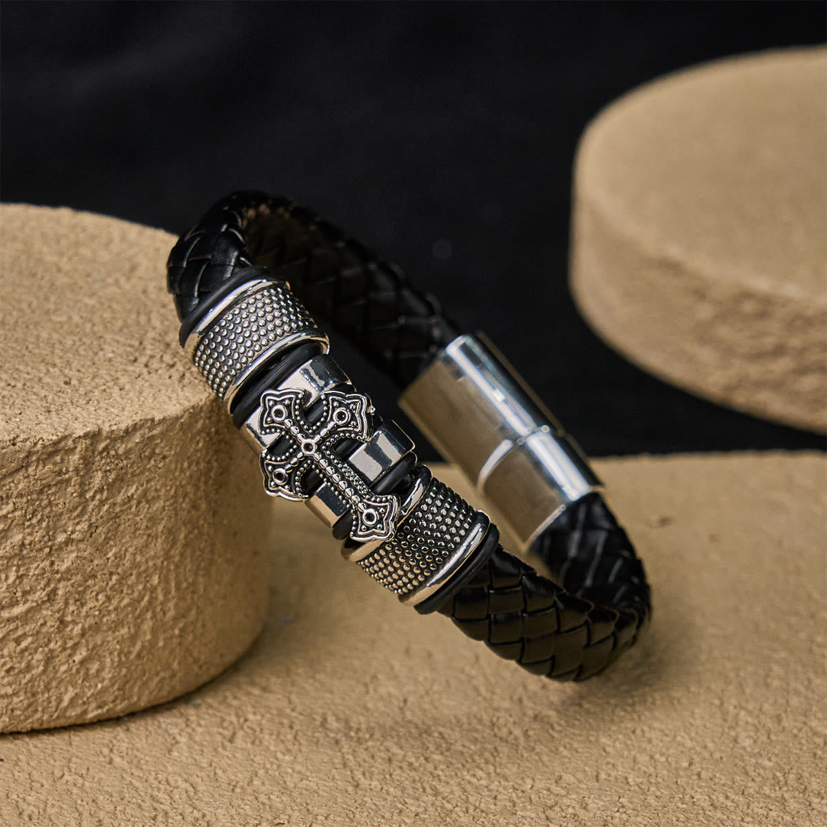 Pulsera Clásica de Cuero Trenzado con Santa Cruz en Dos Tonos