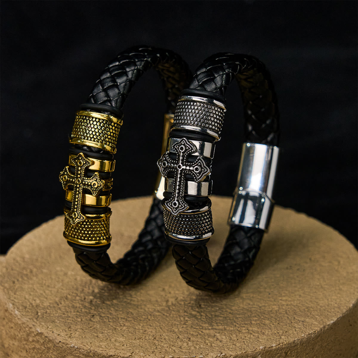 Pulsera Clásica de Cuero Trenzado con Santa Cruz en Dos Tonos