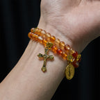 Pulsera Rosario Caramelo Cálido con Detalle de JESÚS y la Virgen