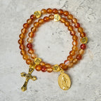 Pulsera Rosario Caramelo Cálido con Detalle de JESÚS y la Virgen