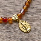 Pulsera Rosario Caramelo Cálido con Detalle de JESÚS y la Virgen