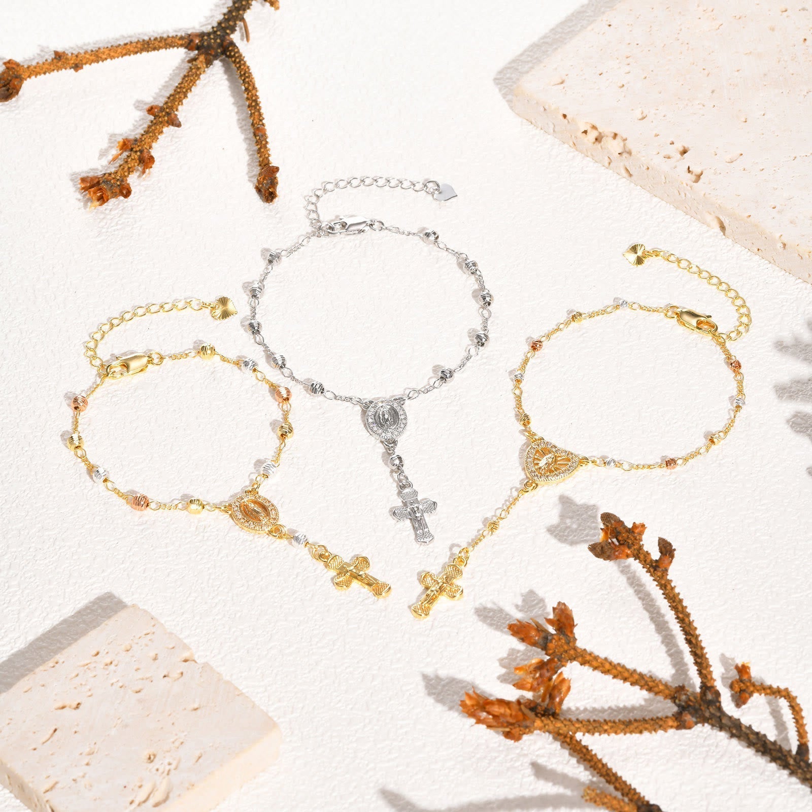 Pulsera con Dije de la Virgen y Crucifijo: Su Gracia en tu Muñeca