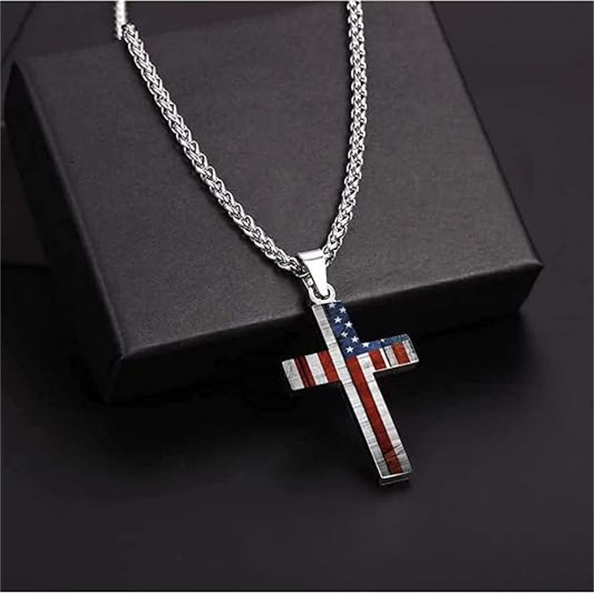 Collar de Cruz de Metal con Motivo de Bandera: Lleva la Fe y el Honor Cerca del Corazón