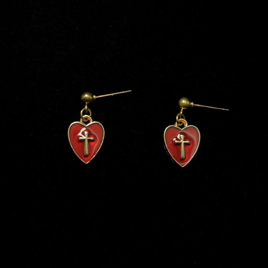 Collar y Aretes a Juego con Dije de Corazón y Cruz: Encarna Su Tierno Amor