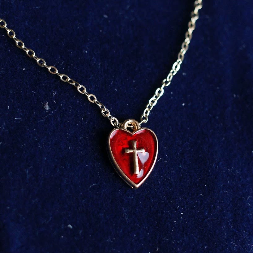 Collar y Aretes a Juego con Dije de Corazón y Cruz: Encarna Su Tierno Amor