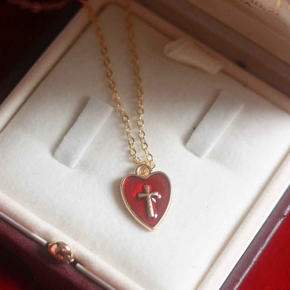 Collar y Aretes a Juego con Dije de Corazón y Cruz: Encarna Su Tierno Amor