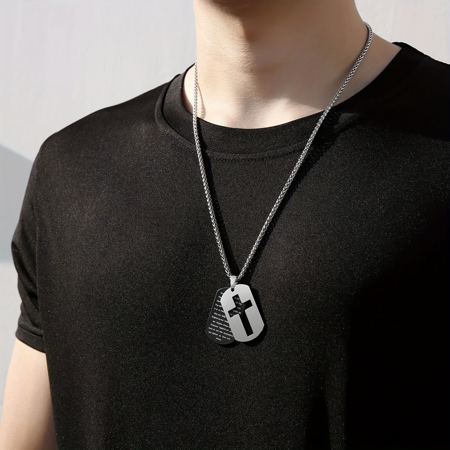 Collar con Cruz Calada de Metal Pulido y Versículo Grabado: Lleva Su Promesa Cada Día