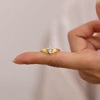 Anillo de Plata Cruz con Alas y Circonitas: Encarna Su Protección Angelical