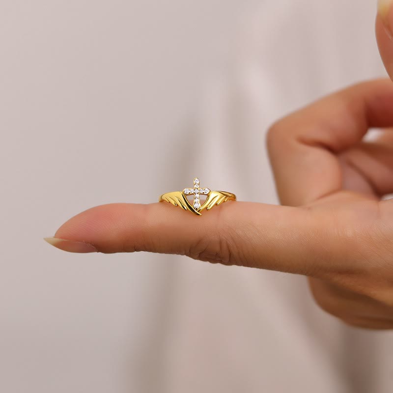 Anillo de Plata Cruz con Alas y Circonitas: Encarna Su Protección Angelical
