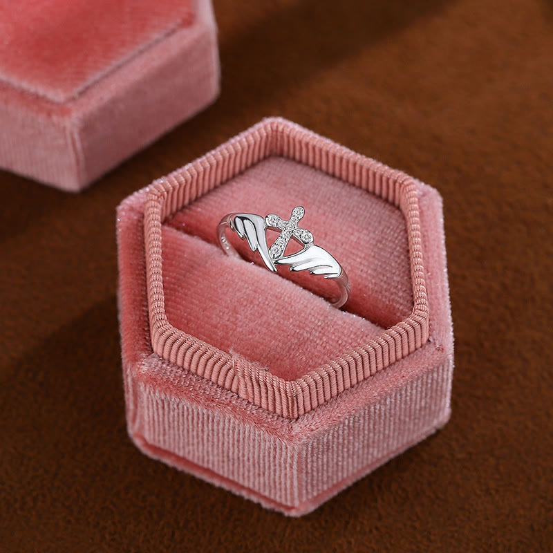 Anillo de Plata Cruz con Alas y Circonitas: Encarna Su Protección Angelical