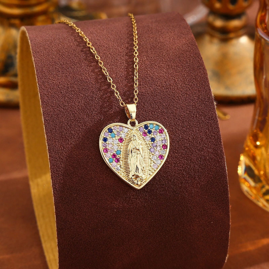 Collar Radiante de la Virgen con Circonita en Marco de Corazón: Lleva Su Cuidado Cada Día