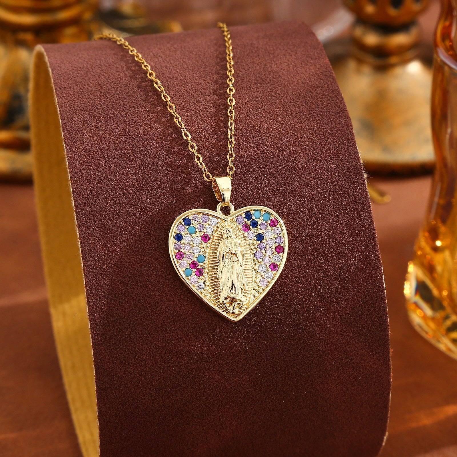 Collar Radiante de la Virgen con Circonita en Marco de Corazón: Lleva Su Cuidado Cada Día