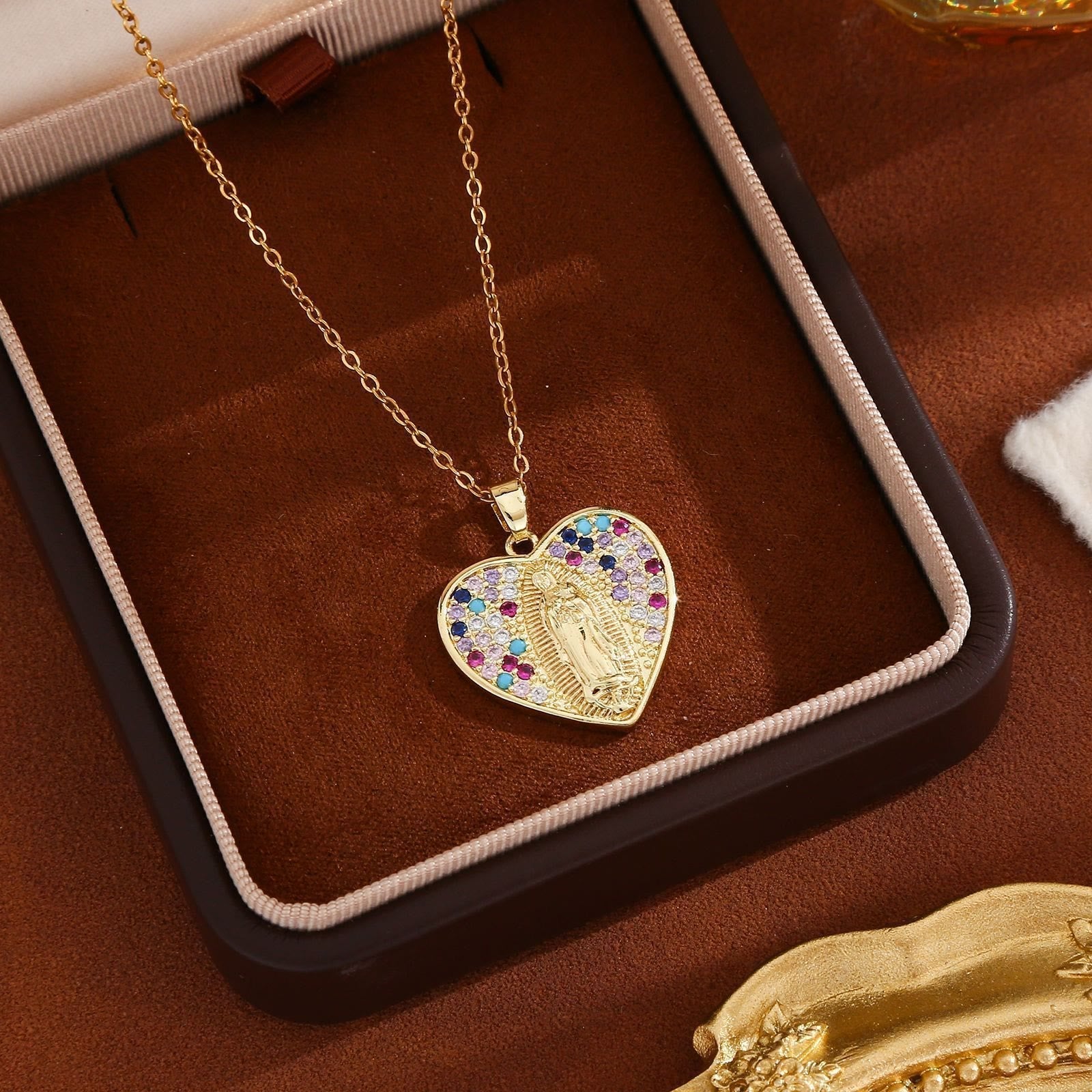 Collar Radiante de la Virgen con Circonita en Marco de Corazón: Lleva Su Cuidado Cada Día